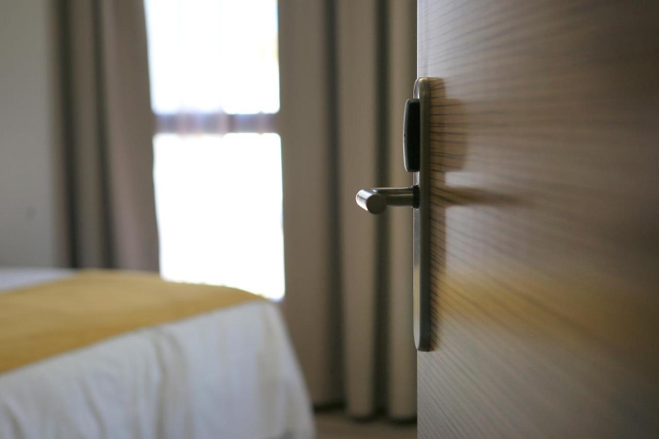 Hotel Leo โมเนสเตริโอ ภายนอก รูปภาพ