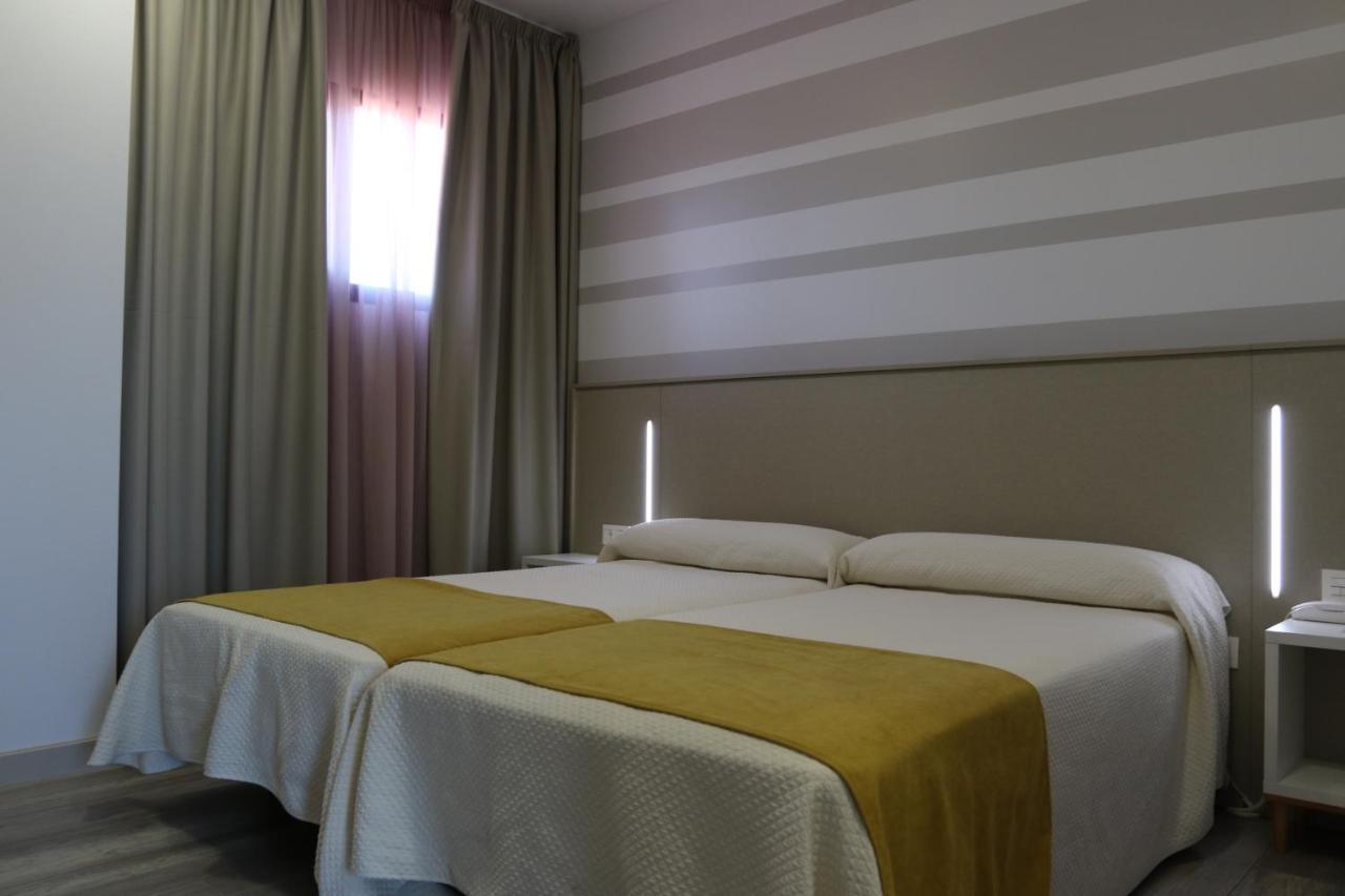 Hotel Leo โมเนสเตริโอ ภายนอก รูปภาพ