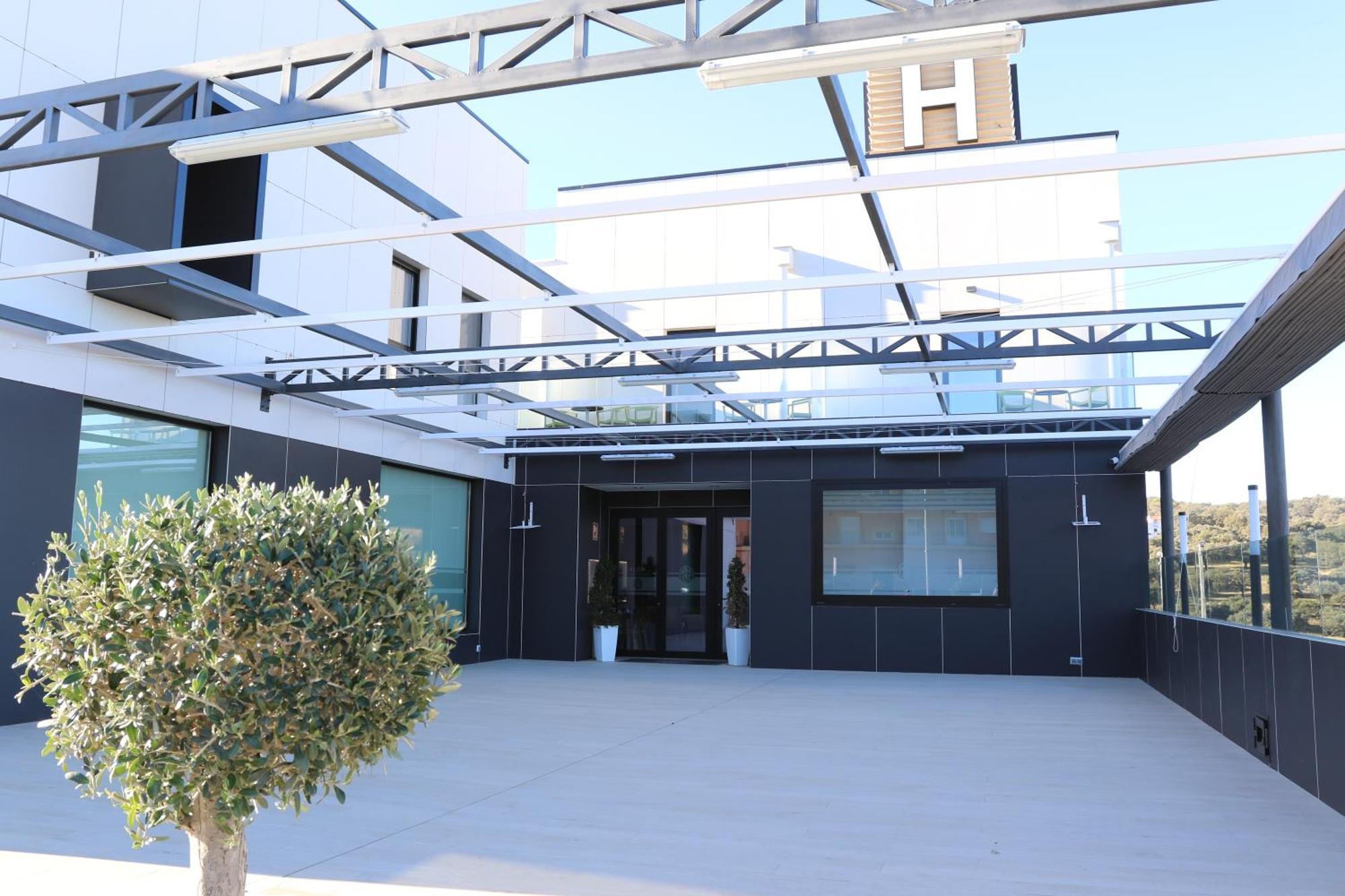 Hotel Leo โมเนสเตริโอ ภายนอก รูปภาพ